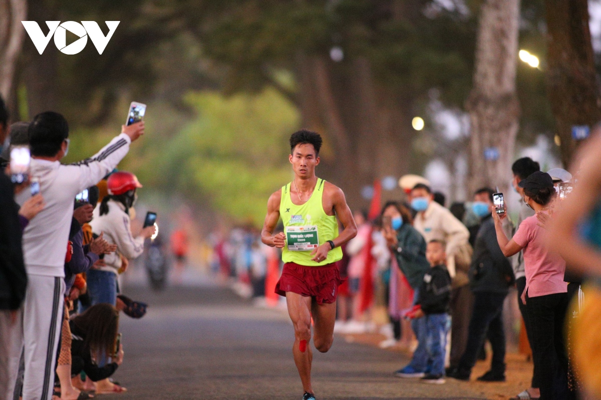 chum anh nu cuoi toa nang pleiku tren duong chay tien phong marathon 2021 hinh anh 13