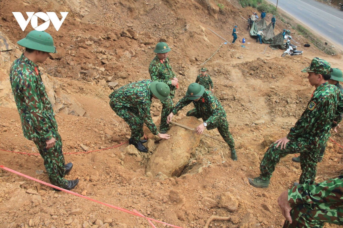 huy no thanh cong qua bom nang khoang 500 kg o son la hinh anh 1