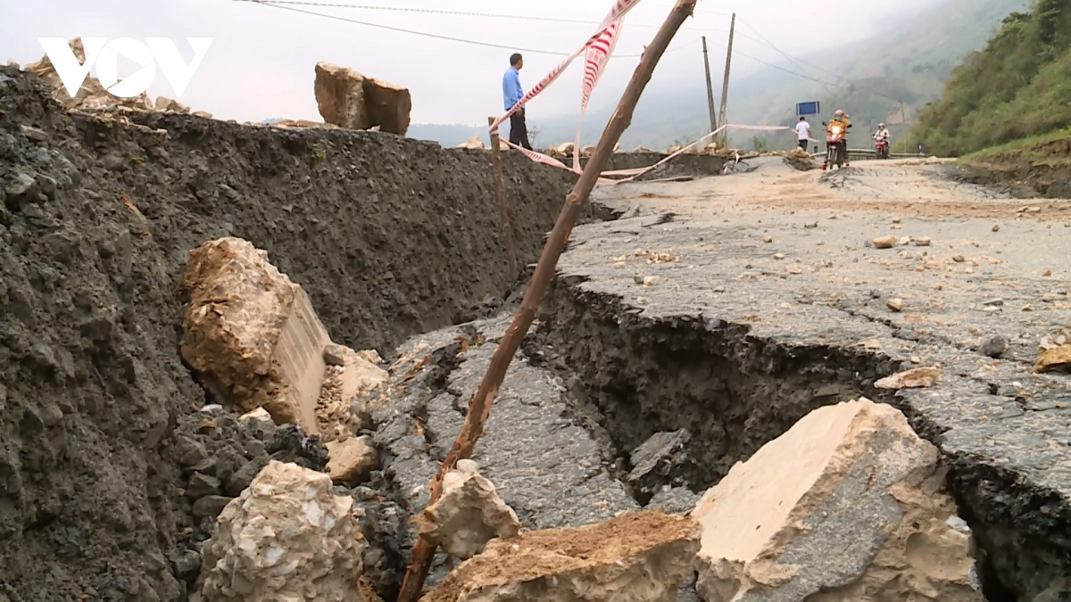 tinh lo 152 di sa pa sat lo bat thuong giua mua kho hinh anh 1