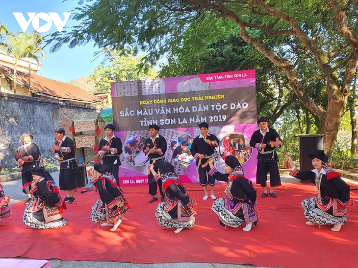 bell dance of dao tien ethnic group picture 2