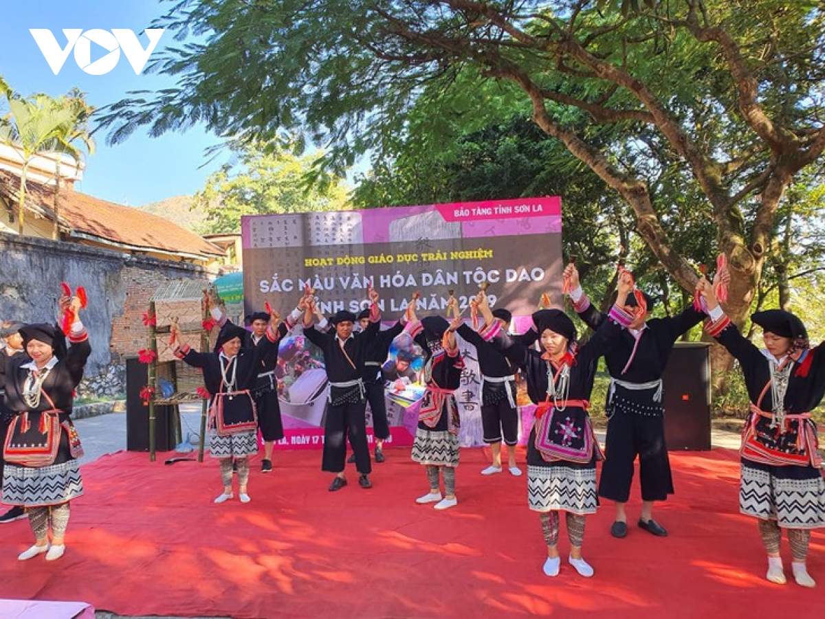 bell dance of dao tien ethnic group picture 1