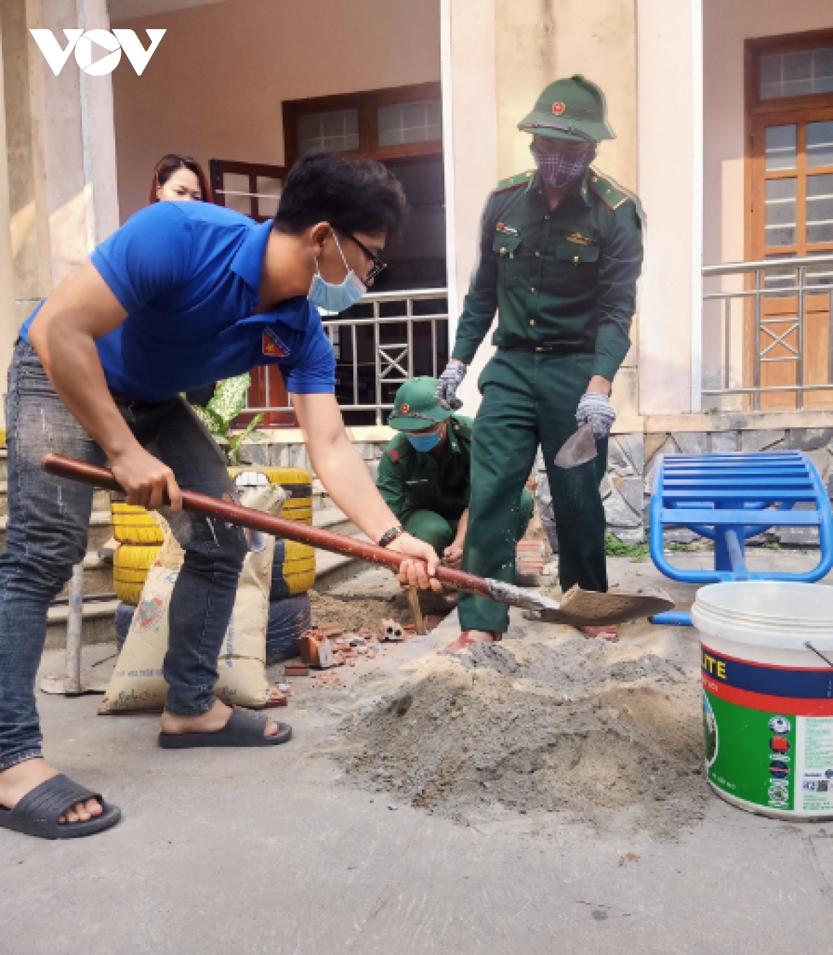 tuoi tre bien phong Da nang ra quan lam sach bai bien hinh anh 4