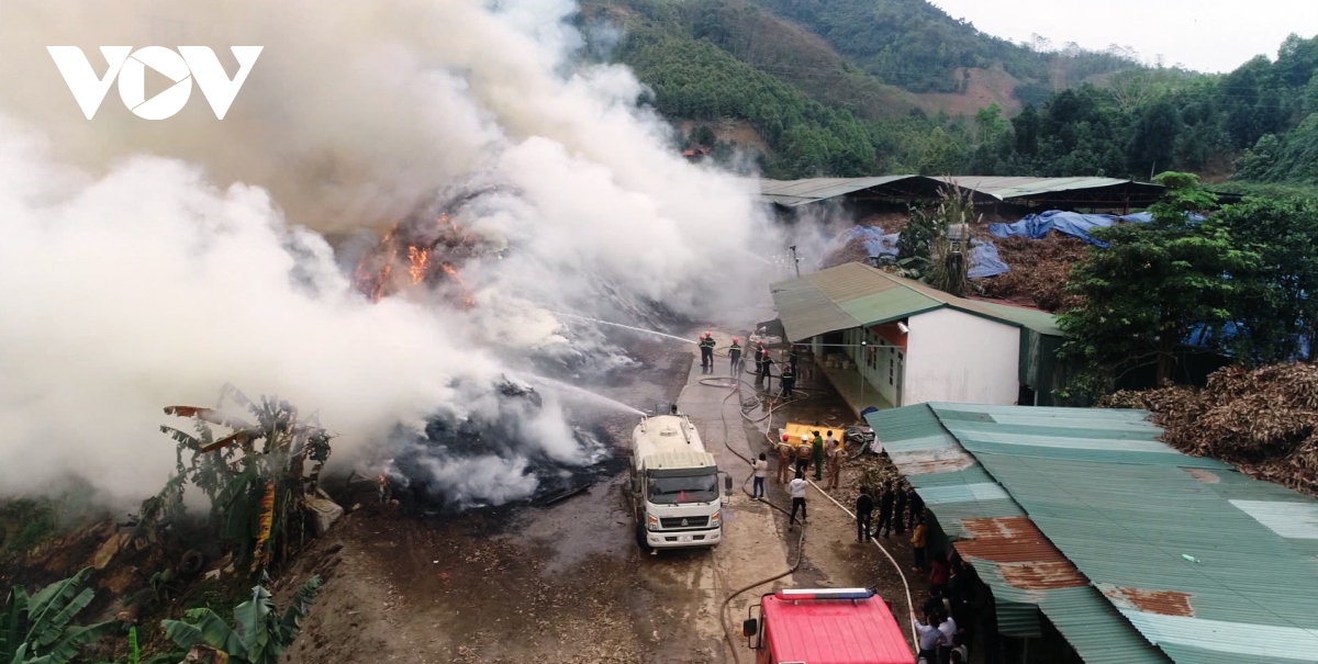 lao cai khong che dam chay lon tai xuong tinh dau que hinh anh 1