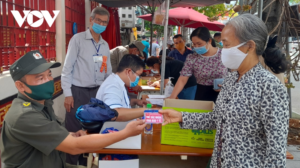 chua ba binh duong vang khach ngay dau mo cua tro lai hinh anh 5