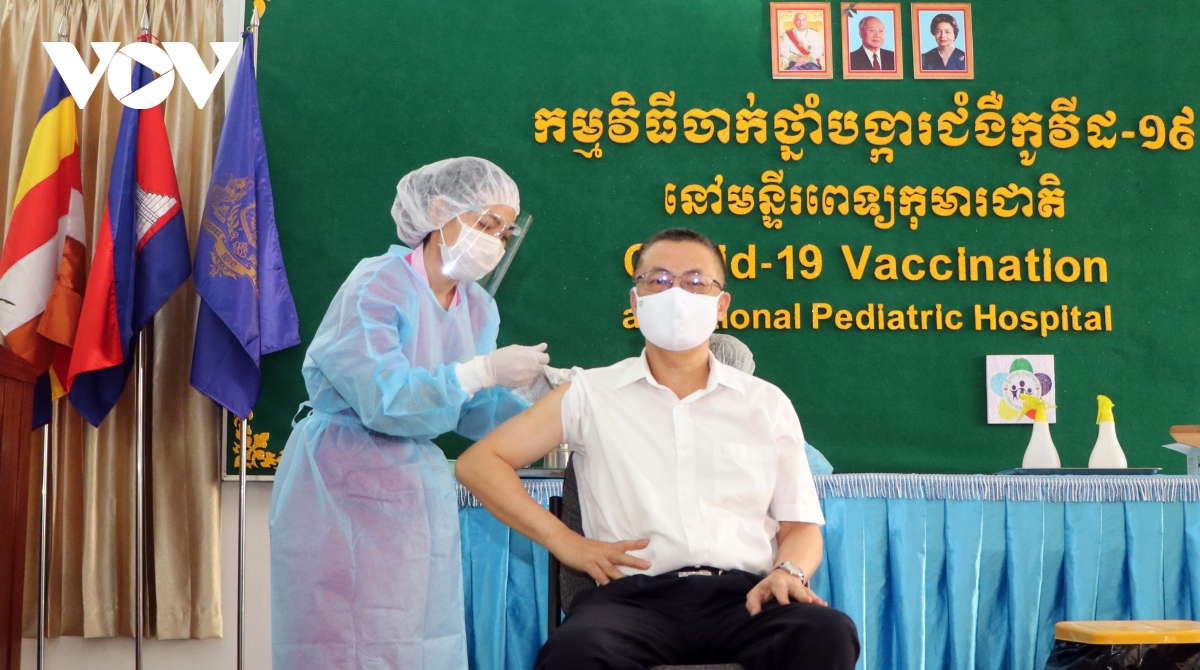 campuchia tiem vaccine ngua covid-19 cho can bo ngoai giao hinh anh 2