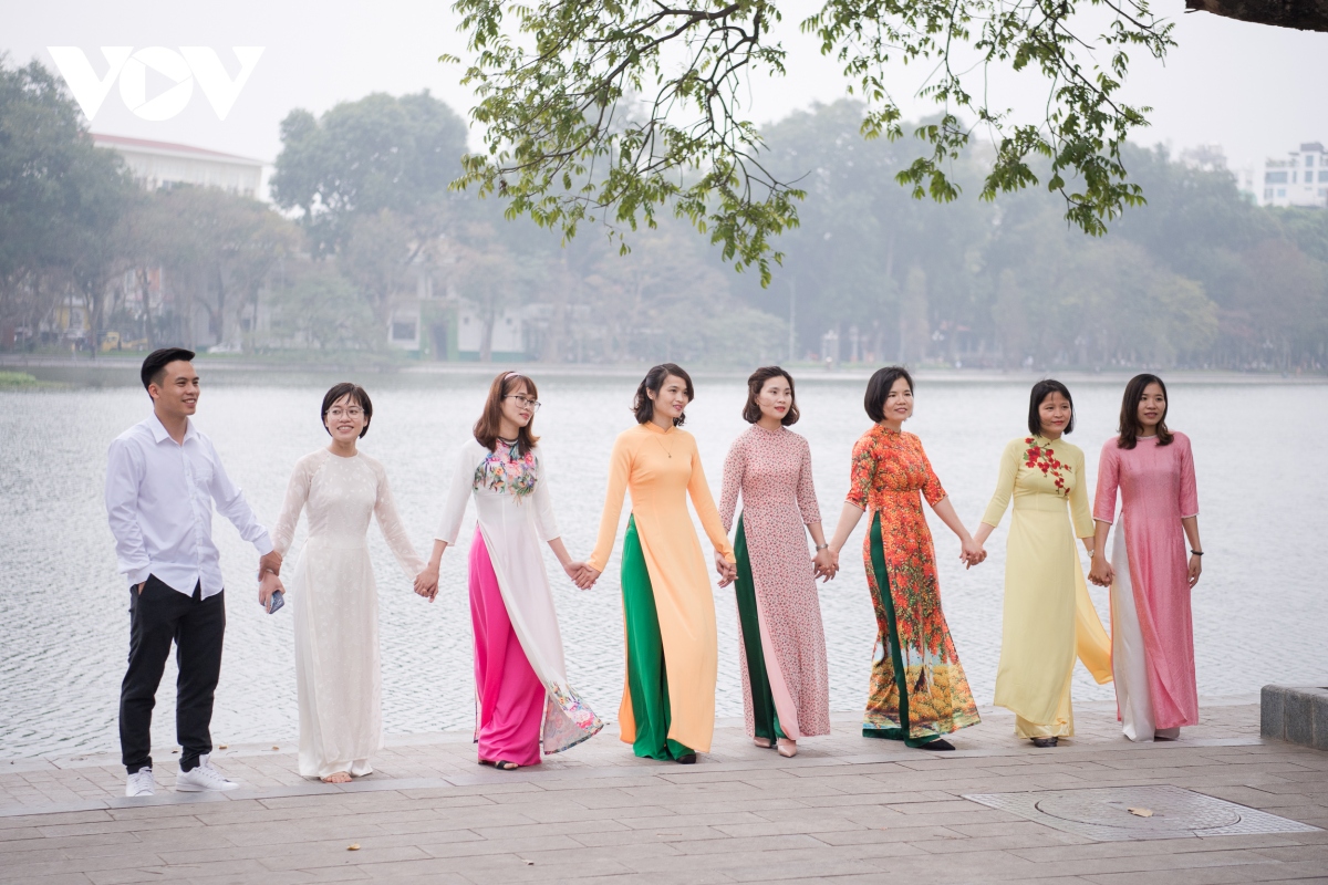 Phụ nữ Hà thành diện áo dài ra hồ Hoàn Kiếm chụp ảnh ngày 8/3 | VOV.VN