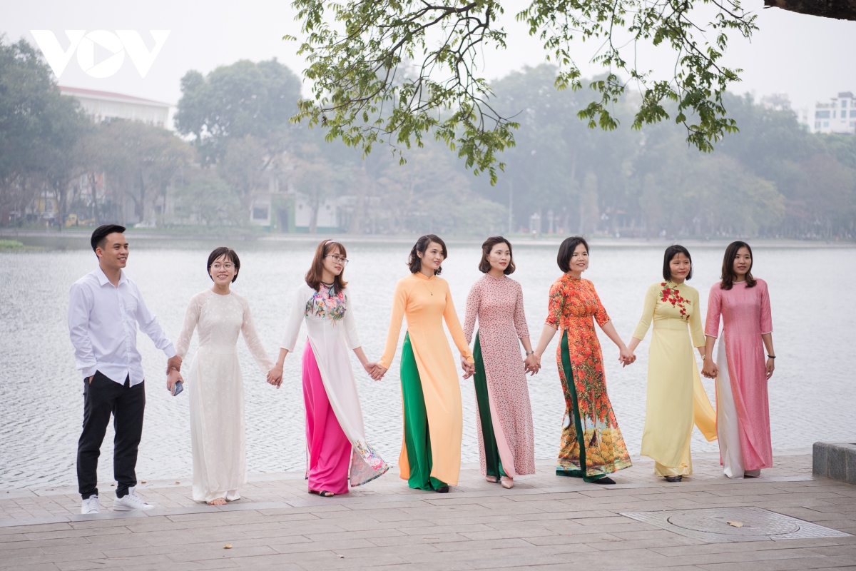 phu nu ha thanh dien ao dai ra ho hoan kiem chup anh ngay 8 3 hinh anh 2