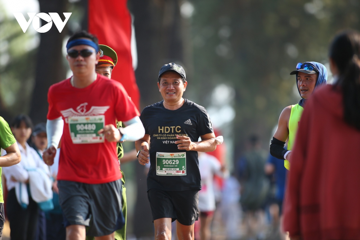 tien phong marathon 2021 co gai vang nguyen thi oanh toa sang hinh anh 4