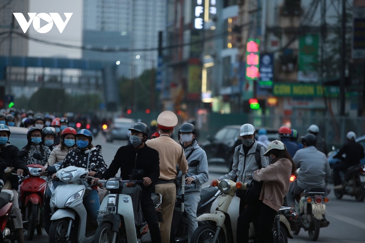 biển người nối đuôi nhau đi ngược chiều ở ngã tư khuất duy tiến hình ảnh 12 bien nguoi noi duoi nhau di nguoc chieu o nga tu khuat duy tien hinh anh 12