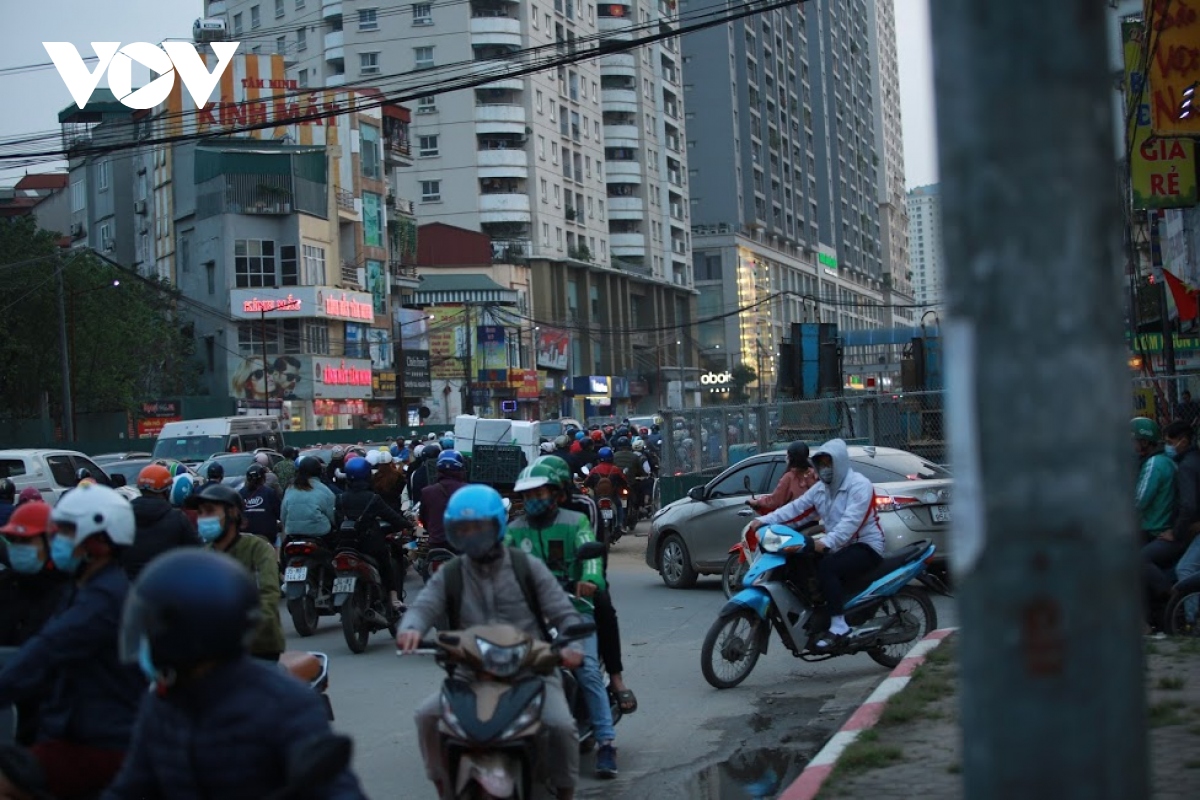  bien nguoi noi duoi nhau di nguoc chieu o nga tu khuat duy tien hinh anh 9