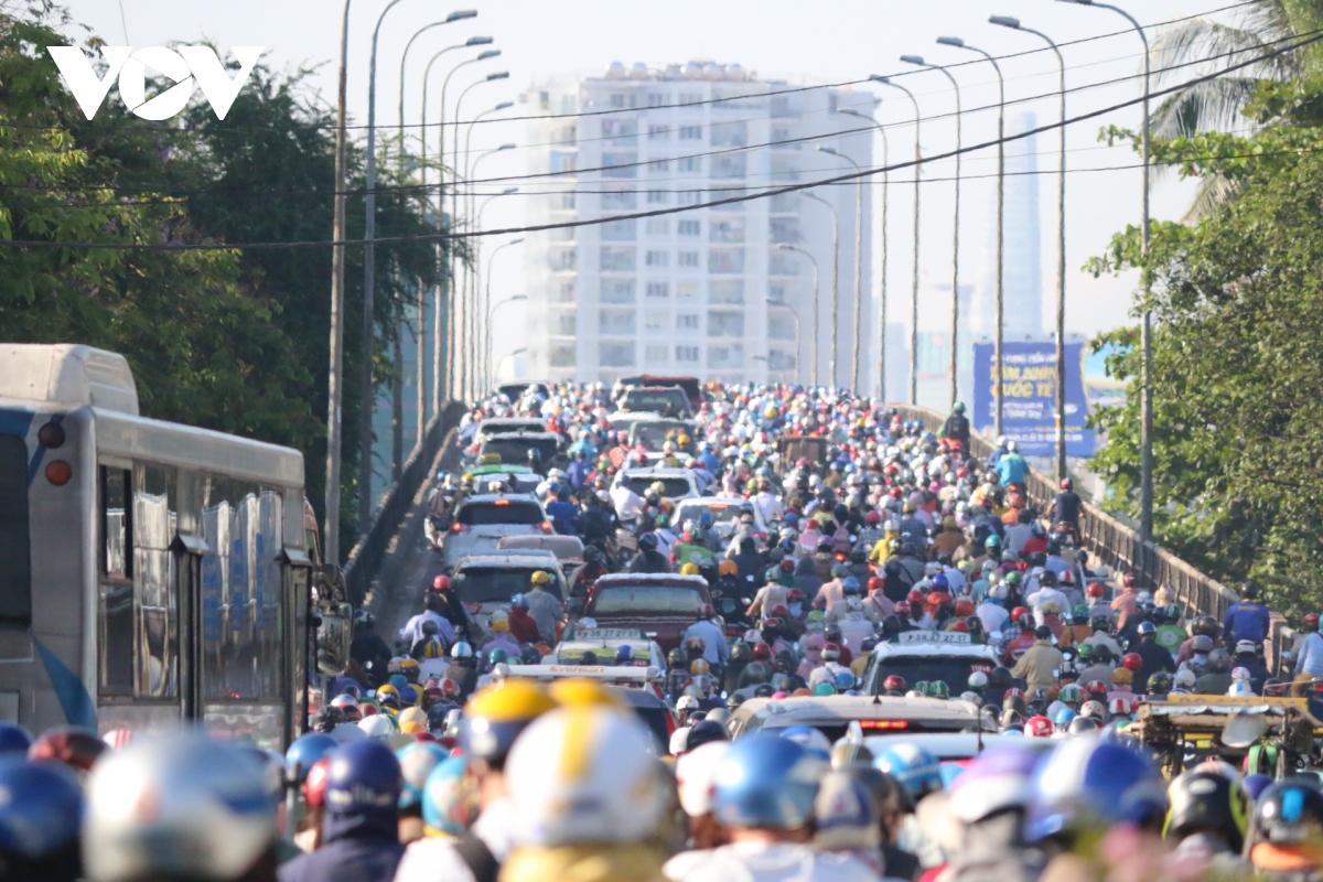 giao thong dong duc khi hoc sinh, sinh vien o tphcm di hoc tro lai hinh anh 1