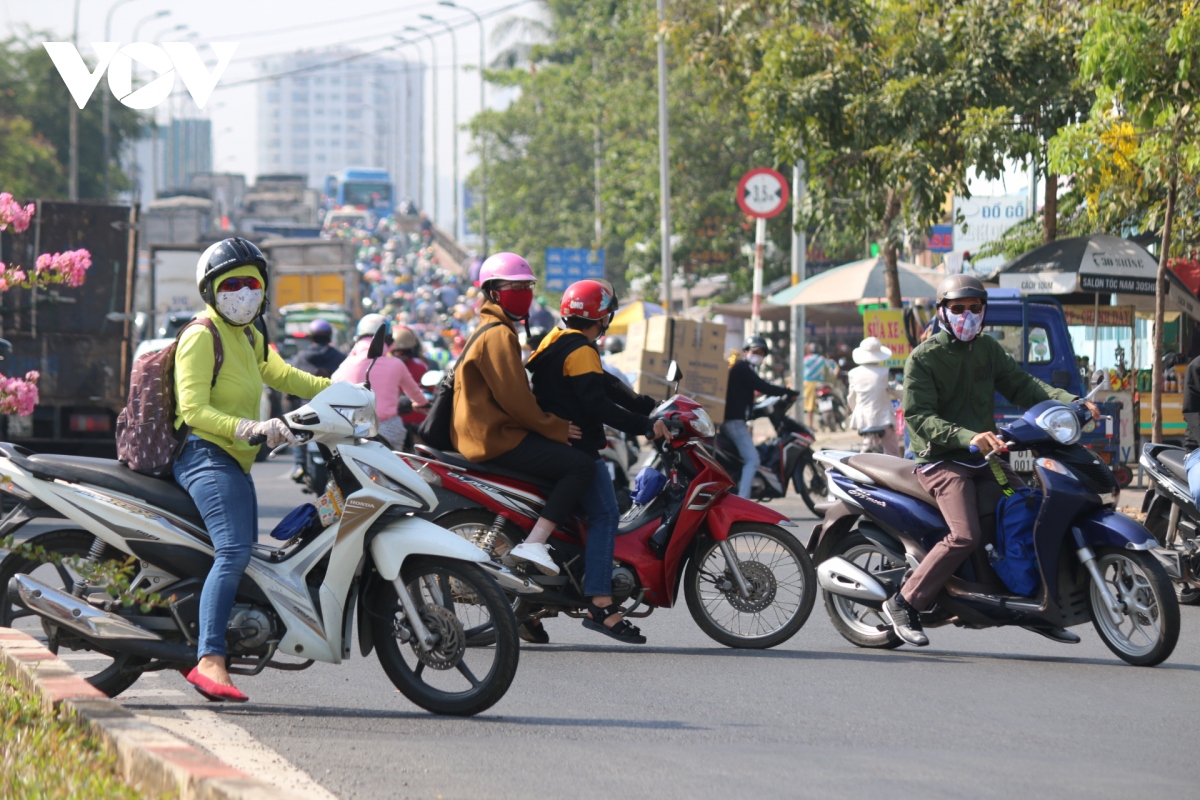 giao thong dong duc khi hoc sinh, sinh vien o tphcm di hoc tro lai hinh anh 2