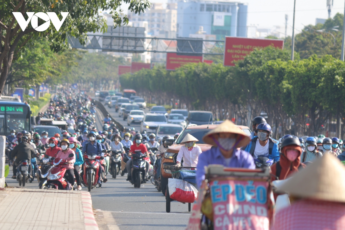 giao thong dong duc khi hoc sinh, sinh vien o tphcm di hoc tro lai hinh anh 6