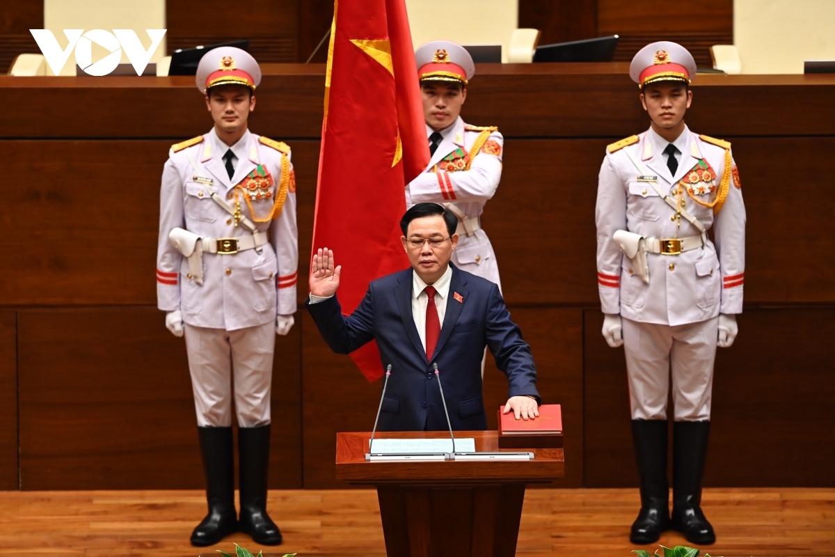 new na chairman vuong dinh hue sworn into office picture 1