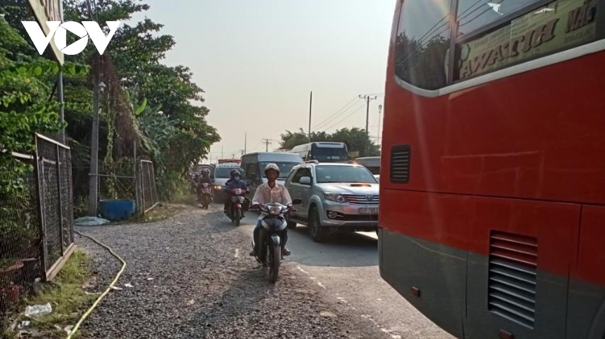 tien giang ket xe nghiem trong tren quoc lo 1 hinh anh 3