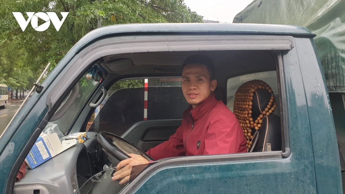 Daily Mail hails Vietnamese driver as hero after saving life of local girl