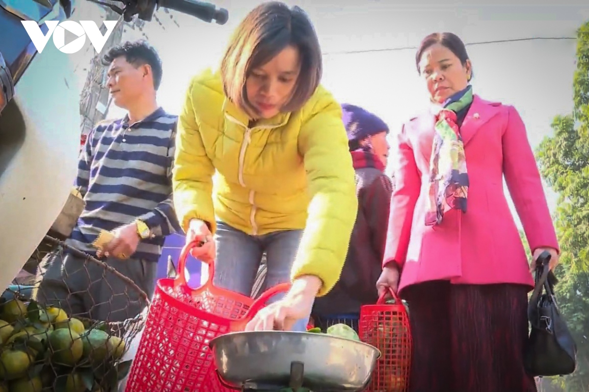 phu nu lao cai dung lan nhua de giam... rac thai nhua hinh anh 1