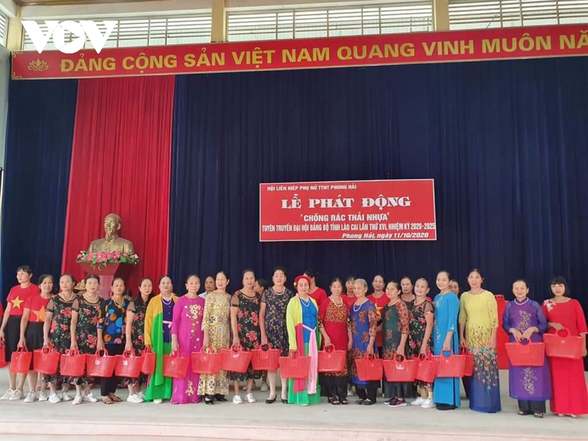 phu nu lao cai dung lan nhua de giam... rac thai nhua hinh anh 2