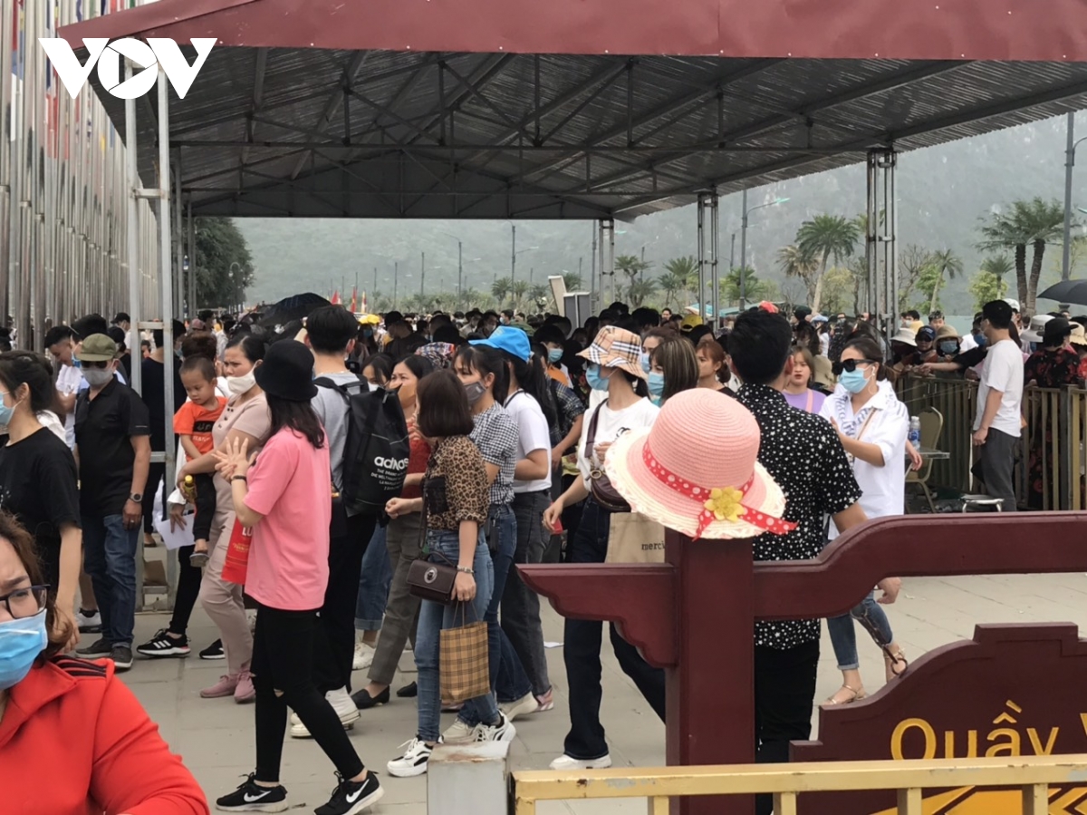 trải nghiệm một ngày chen lấn xô đẩy đến nghẹt thở ở chùa tam chúc hình ảnh 5 trai nghiem mot ngay chen lan xo day den nghet tho o chua tam chuc hinh anh 5