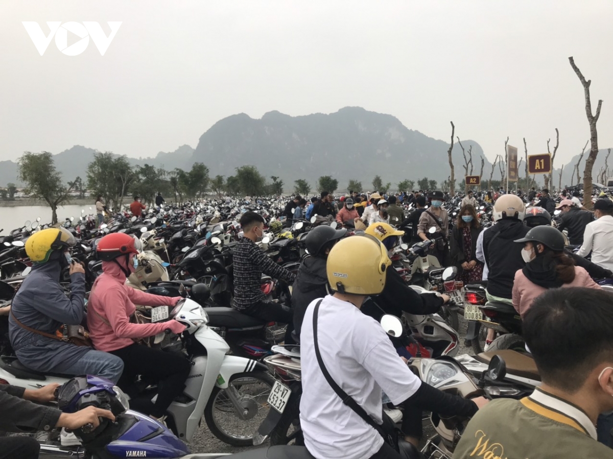 trải nghiệm một ngày chen lấn xô đẩy đến nghẹt thở ở chùa tam chúc hình ảnh 2 trai nghiem mot ngay chen lan xo day den nghet tho o chua tam chuc hinh anh 2