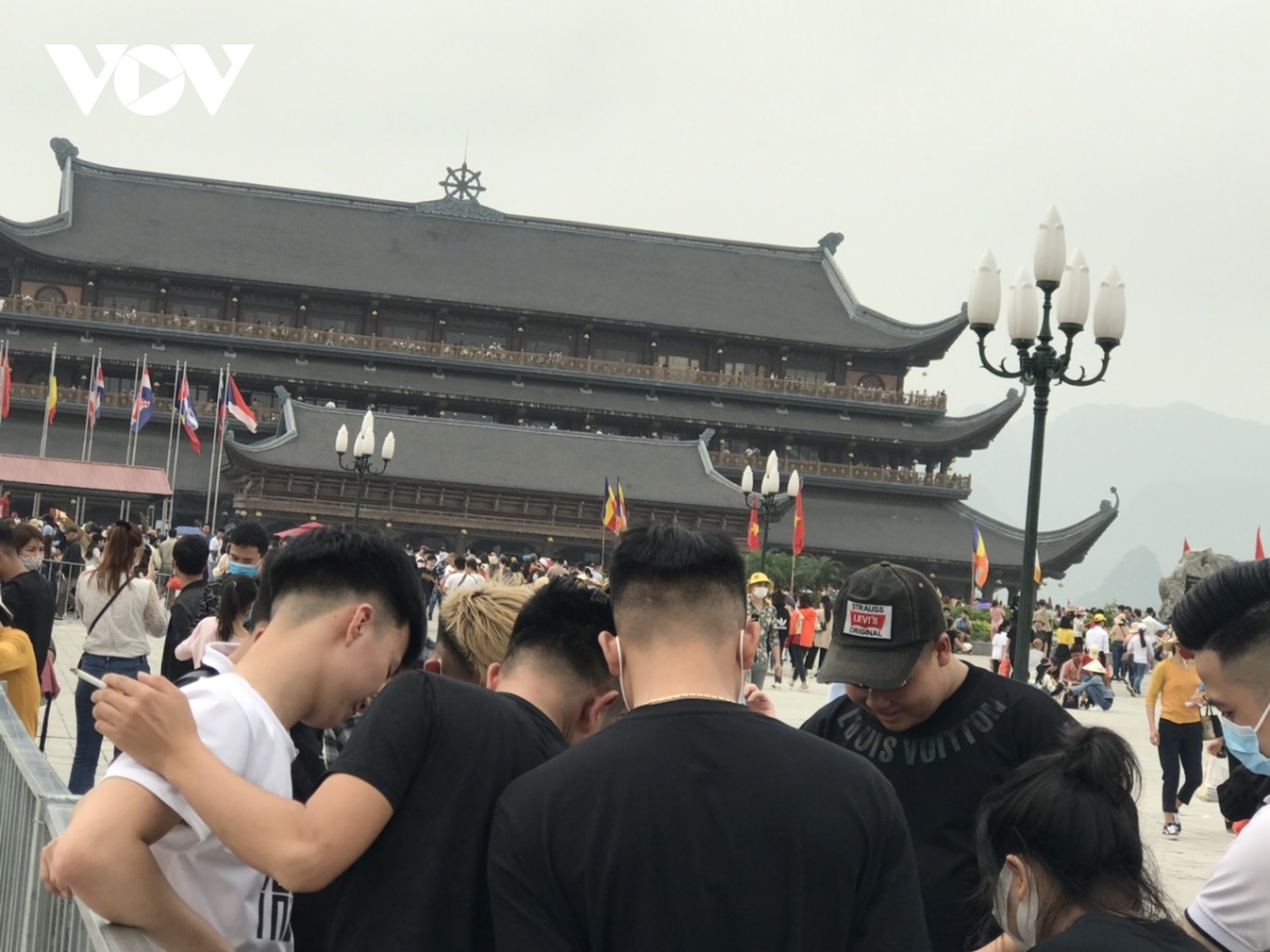 trải nghiệm một ngày chen lấn xô đẩy đến nghẹt thở ở chùa tam chúc hình ảnh 19 trai nghiem mot ngay chen lan xo day den nghet tho o chua tam chuc hinh anh 19