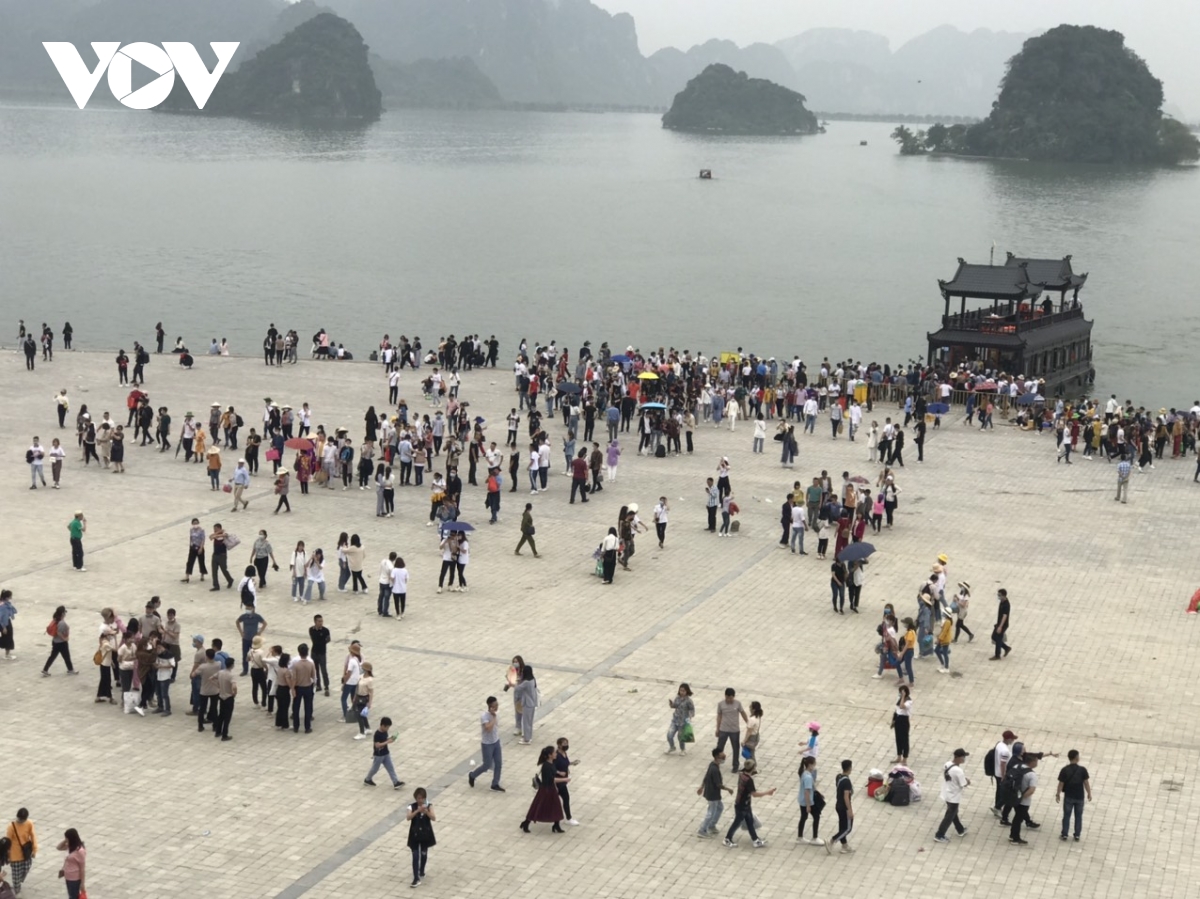 trải nghiệm một ngày chen lấn xô đẩy đến nghẹt thở ở chùa tam chúc hình ảnh 9 trai nghiem mot ngay chen lan xo day den nghet tho o chua tam chuc hinh anh 9