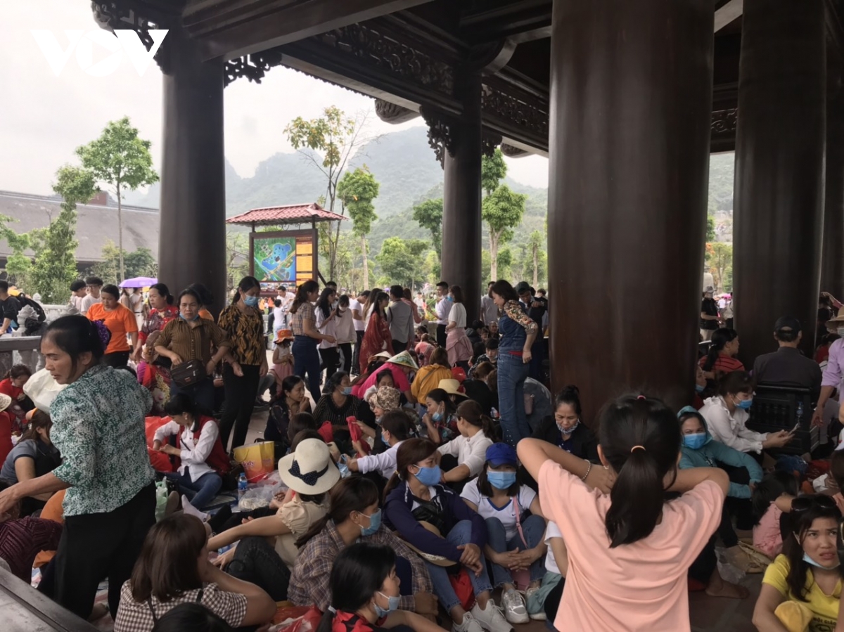 trải nghiệm một ngày chen lấn xô đẩy đến nghẹt thở ở chùa tam chúc hình ảnh 8 trai nghiem mot ngay chen lan xo day den nghet tho o chua tam chuc hinh anh 8