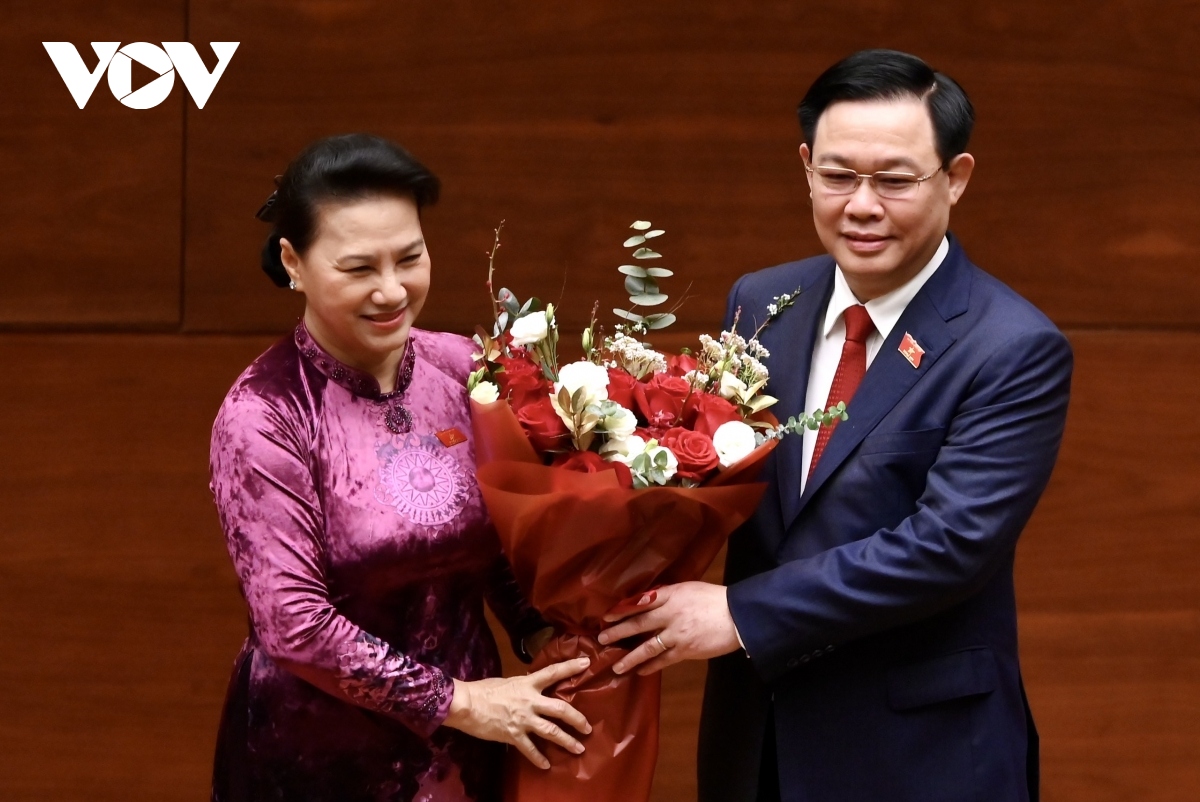 new na chairman vuong dinh hue sworn into office picture 2