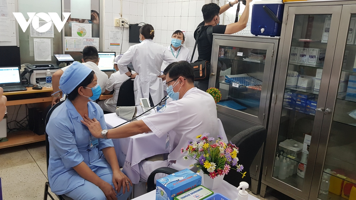 900 nguoi dau tien tai tp hcm duoc tiem vaccine ngua covid-19 hinh anh 4