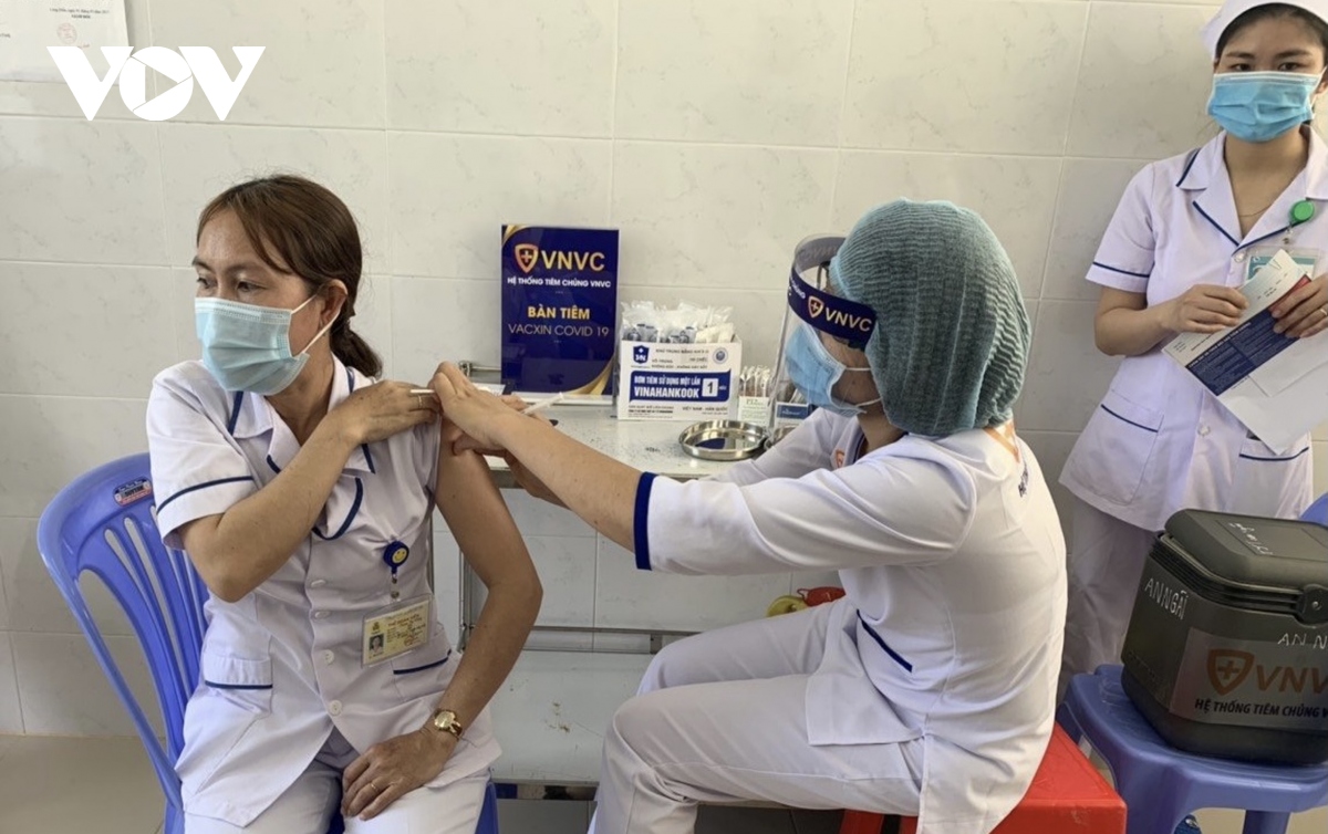 ba ria-vung tau bat dau tiem vaccine phong covid-19 cho nhan vien y te tuyen dau hinh anh 1