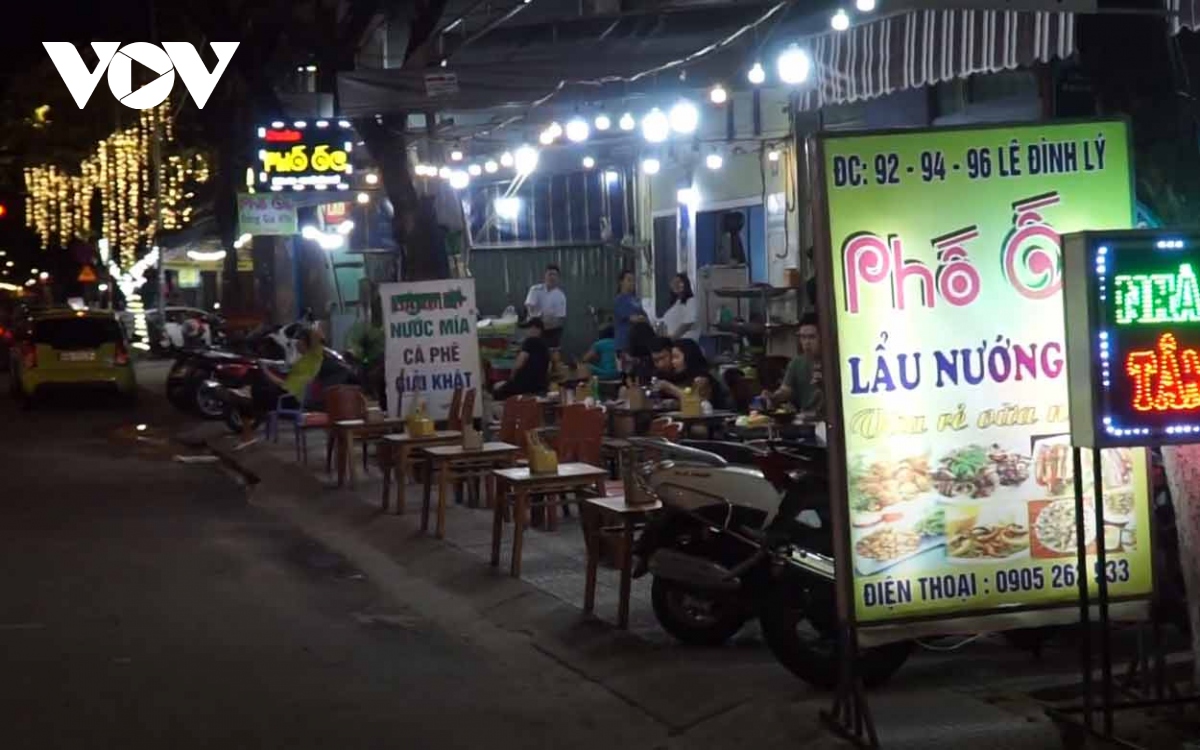 Da nang lap lai trat tu, danh via he cho nguoi di bo hinh anh 2