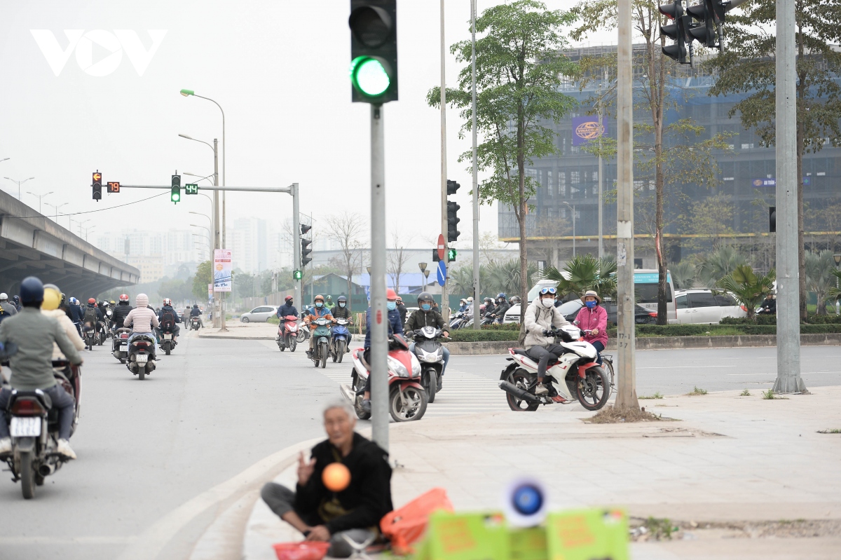  bien nguoi noi duoi nhau di nguoc chieu o nga tu khuat duy tien hinh anh 15