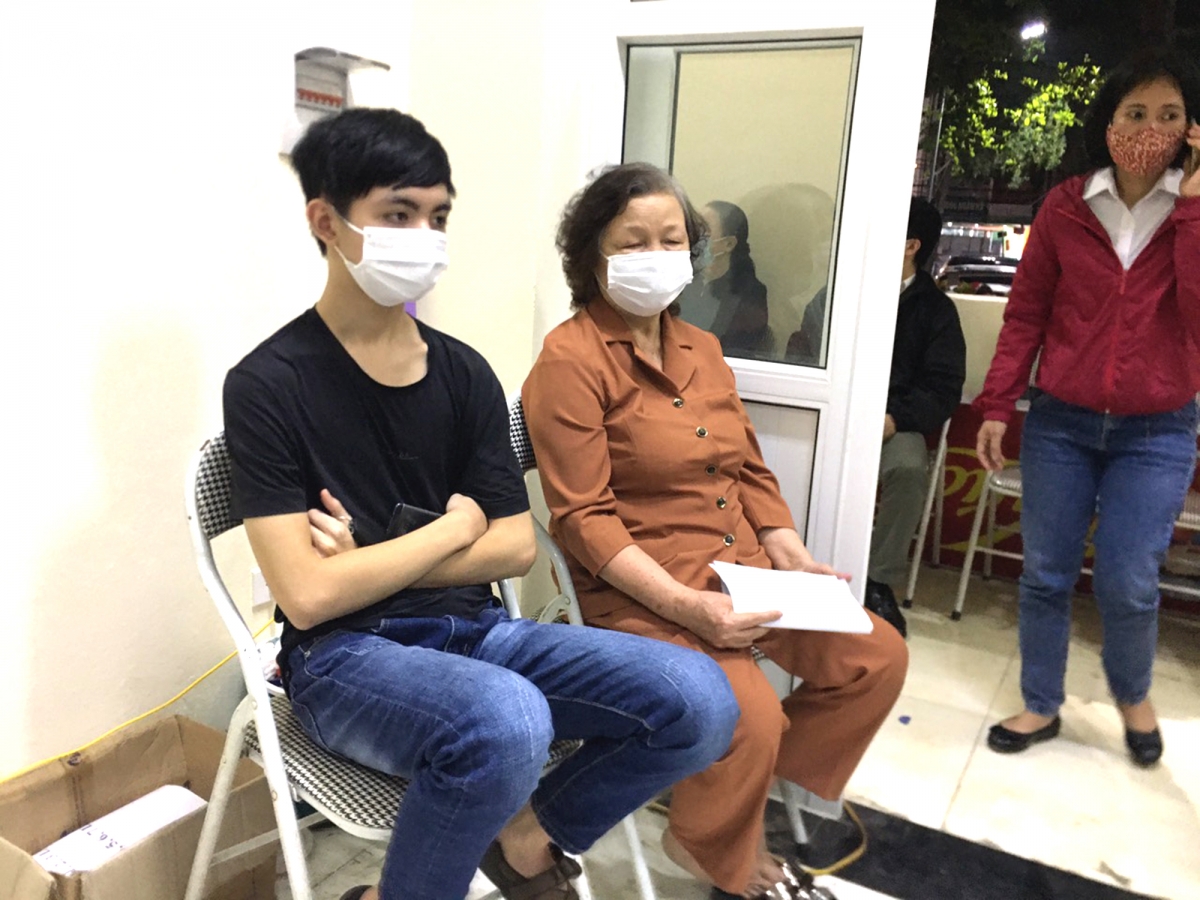 nhieu nguoi gia o ha noi cho den khuya lam the can cuoc cong dan gan chip hinh anh 6