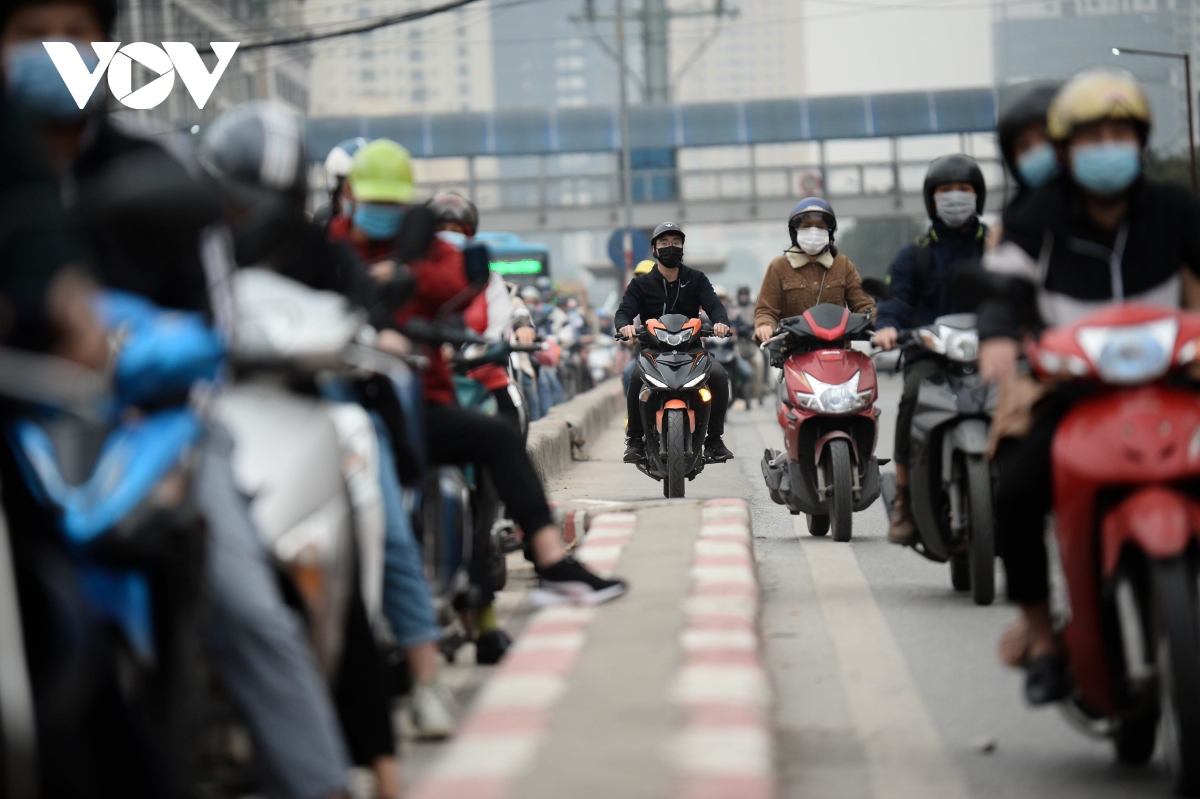 biển người nối đuôi nhau đi ngược chiều ở ngã tư khuất duy tiến hình ảnh 11 bien nguoi noi duoi nhau di nguoc chieu o nga tu khuat duy tien hinh anh 11