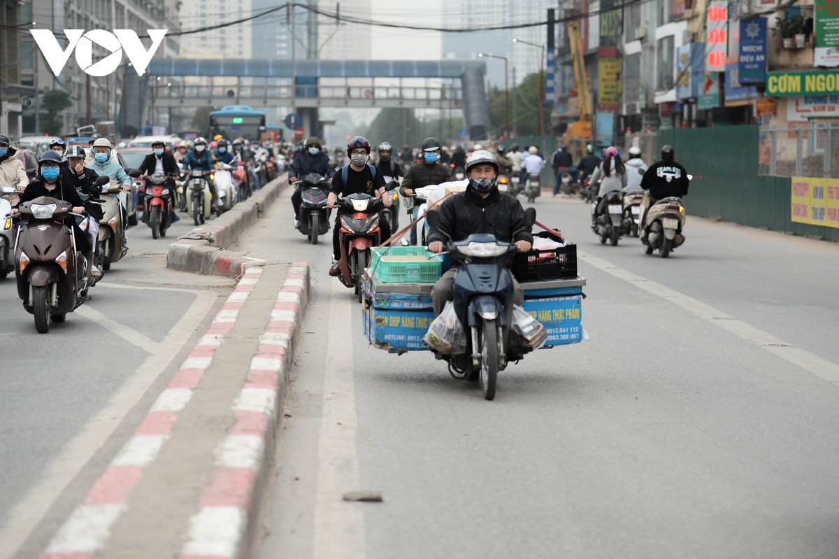  bien nguoi noi duoi nhau di nguoc chieu o nga tu khuat duy tien hinh anh 6