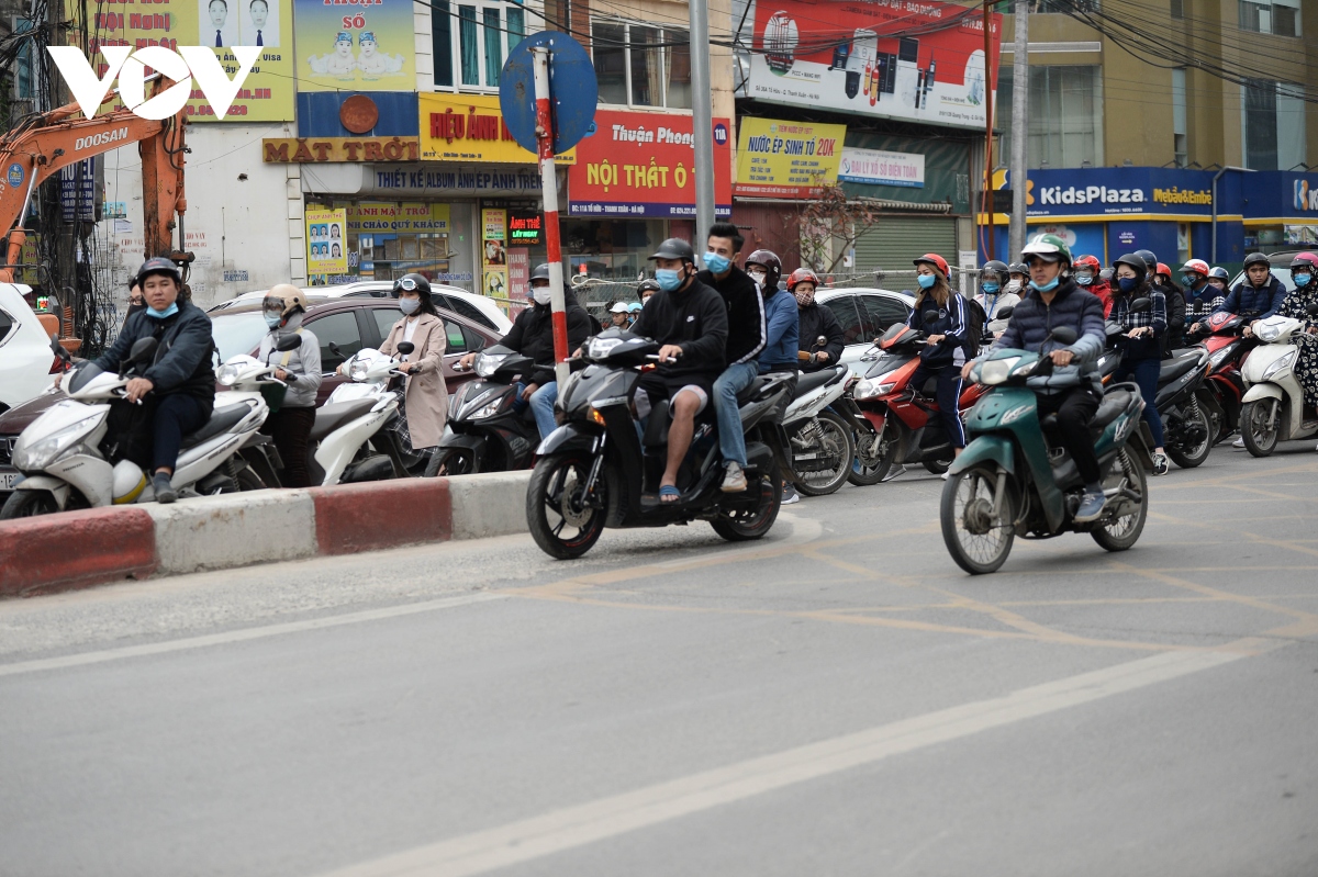biển người nối đuôi nhau đi ngược chiều ở ngã tư khuất duy tiến hình ảnh 4 bien nguoi noi duoi nhau di nguoc chieu o nga tu khuat duy tien hinh anh 4