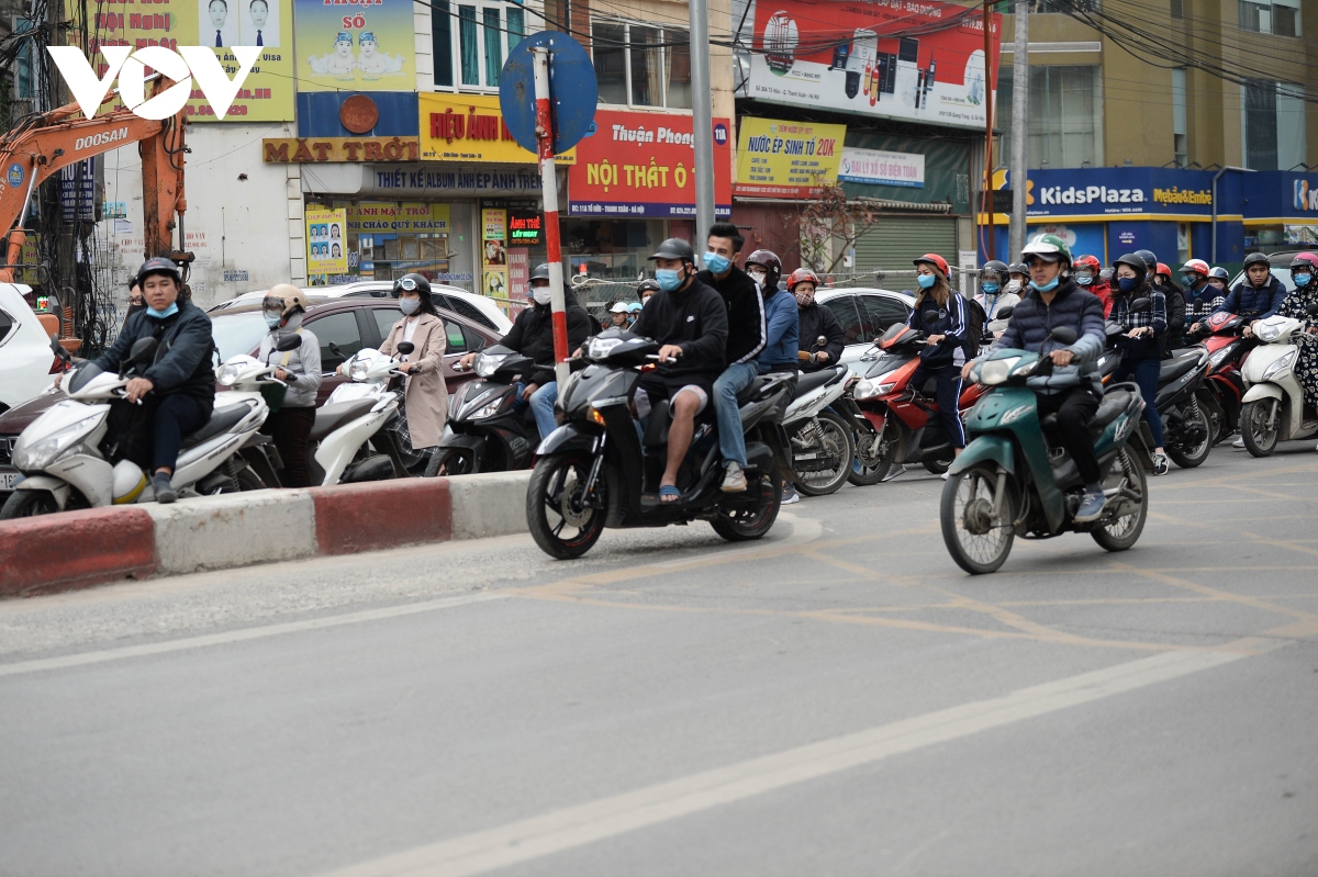  bien nguoi noi duoi nhau di nguoc chieu o nga tu khuat duy tien hinh anh 4