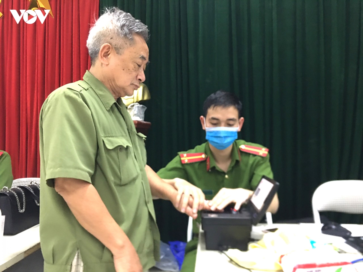 nhieu nguoi gia o ha noi cho den khuya lam the can cuoc cong dan gan chip hinh anh 10