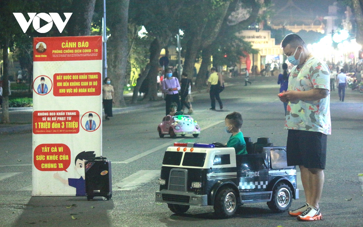 Anh nguoi ha noi vui mung khi pho di bo hoan kiem mo cua tro lai hinh anh 15