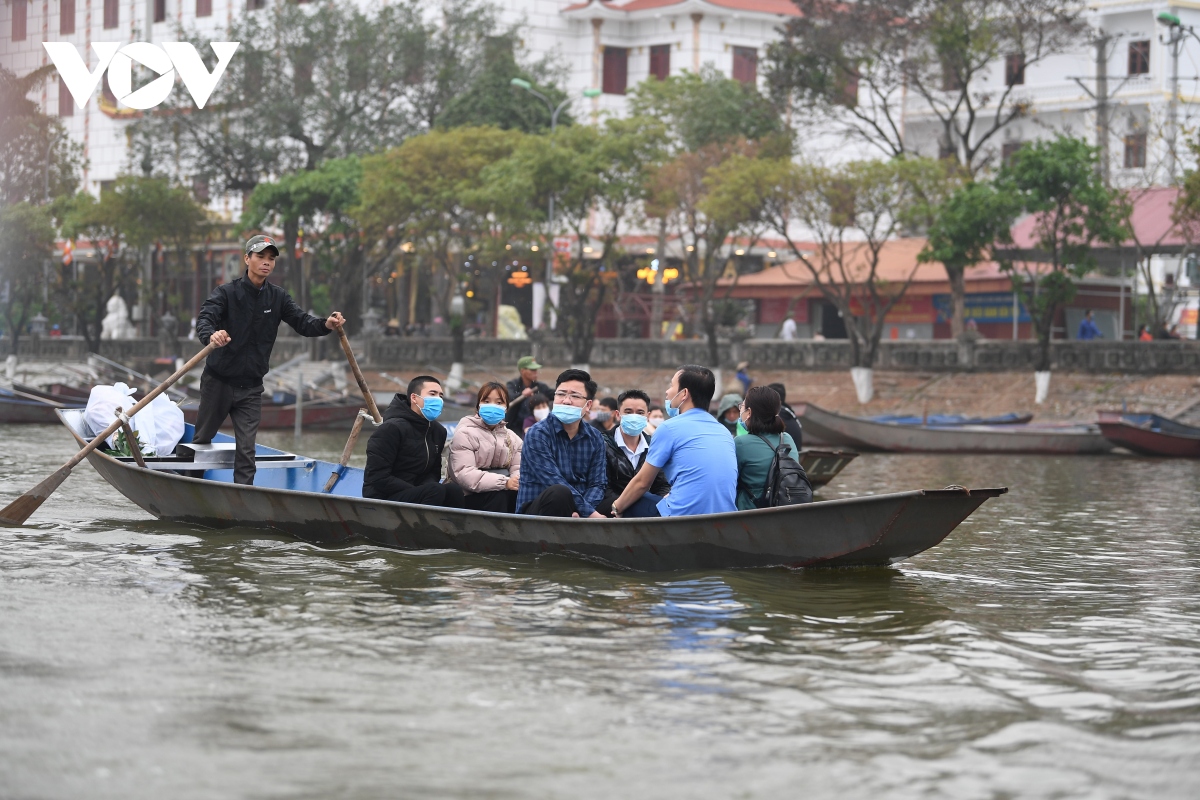 Anh chua huong thua vang khach trong ngay dau mo cua hinh anh 11