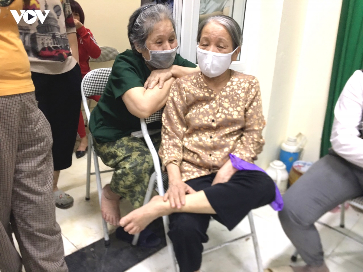 nhieu nguoi gia o ha noi cho den khuya lam the can cuoc cong dan gan chip hinh anh 7