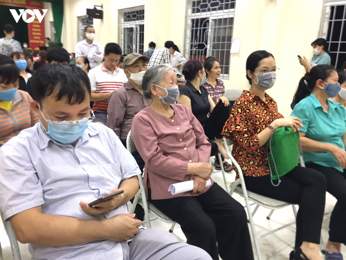 nhieu nguoi gia o ha noi cho den khuya lam the can cuoc cong dan gan chip hinh anh 2