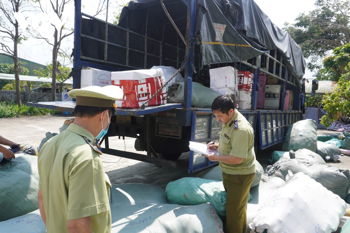 tam giu gan 6 tan hang hoa khong ro hoa don, chung tu hinh anh 1