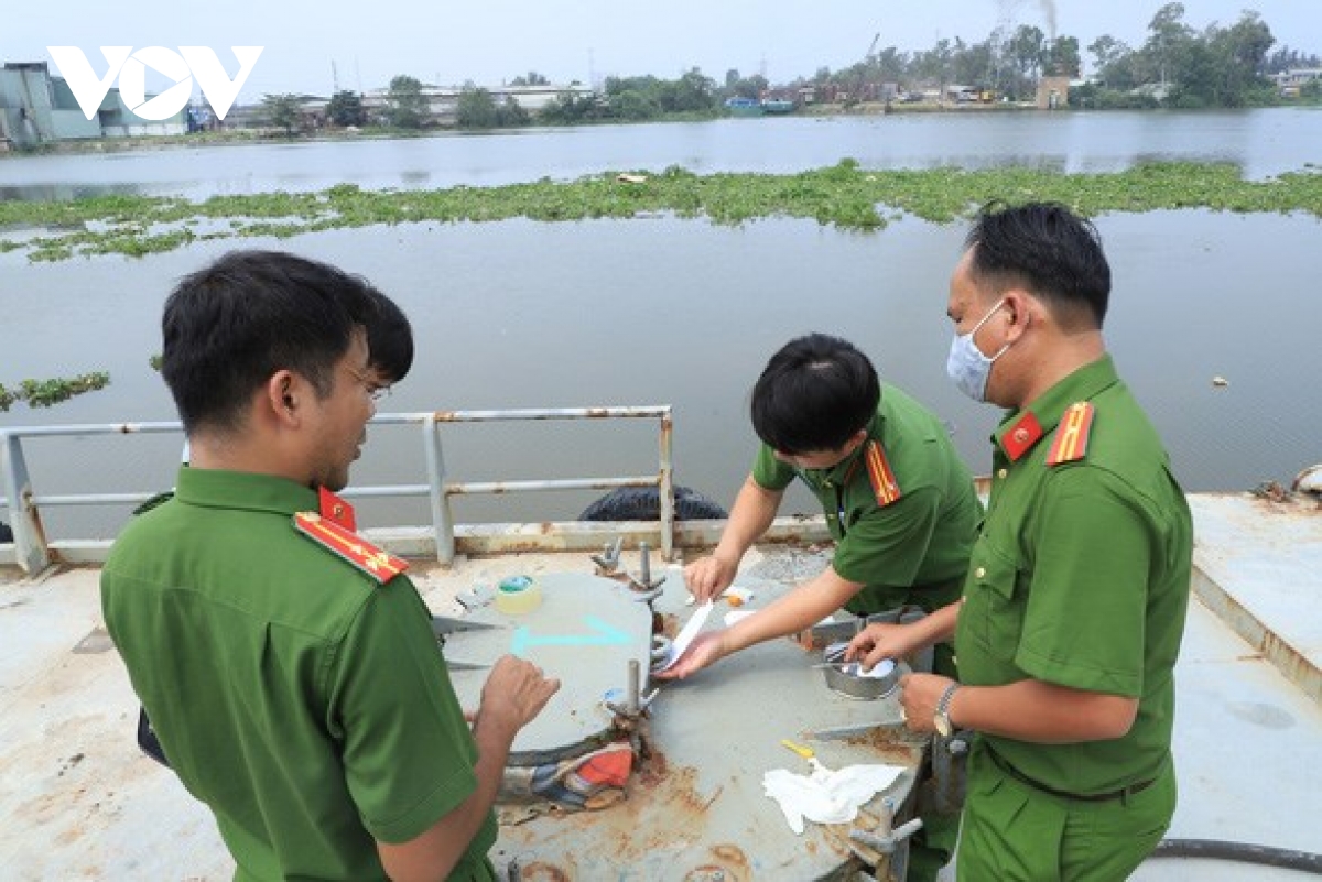 Chưa bịt được "lỗ hổng" buôn bán xăng dầu giả