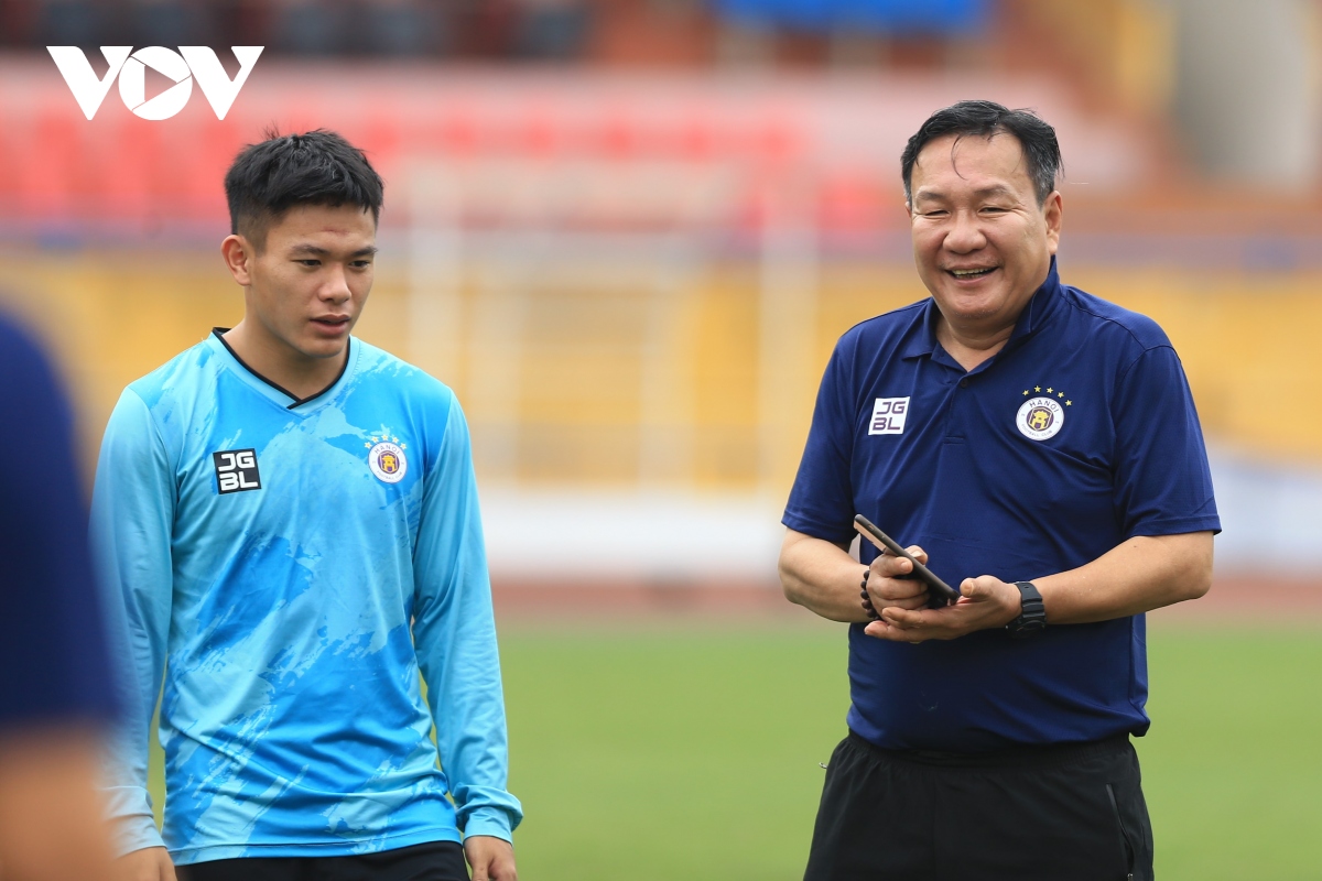 nhan ghe nong o ha noi fc, hlv hoang van phuc lap tuc chi dao cau thu tap luyen hinh anh 1