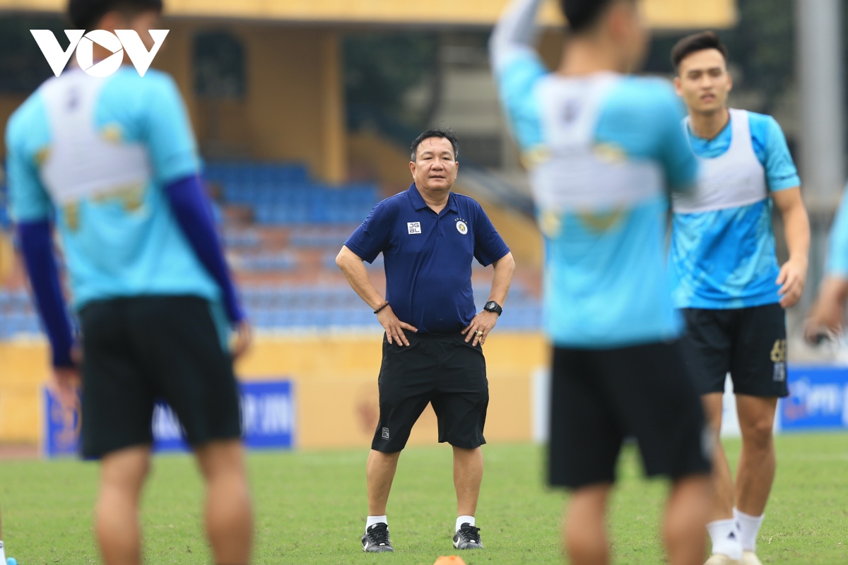 nhan ghe nong o ha noi fc, hlv hoang van phuc lap tuc chi dao cau thu tap luyen hinh anh 2