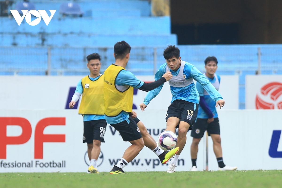 nhan ghe nong o ha noi fc, hlv hoang van phuc lap tuc chi dao cau thu tap luyen hinh anh 6