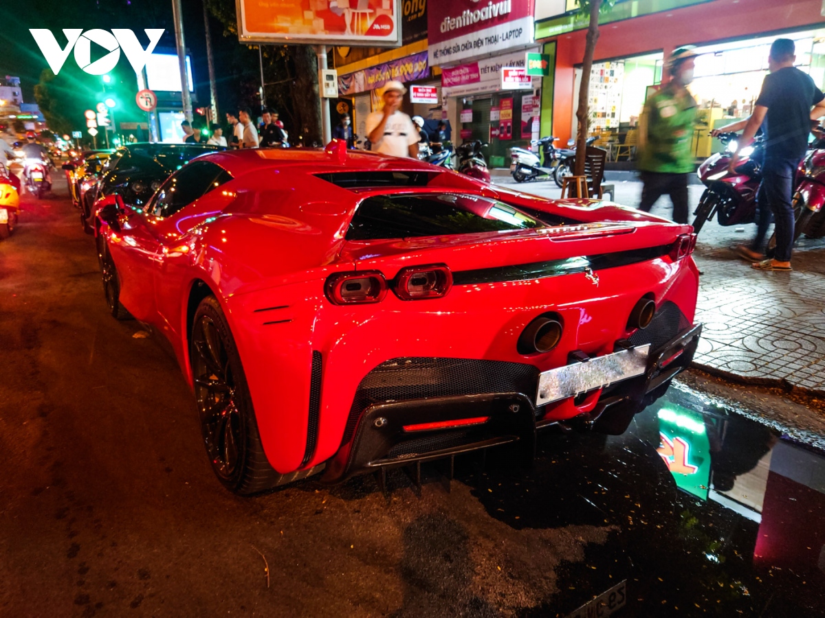 ferrari sf90 stradale dau tien ve viet nam lan dau xuong pho hinh anh 2