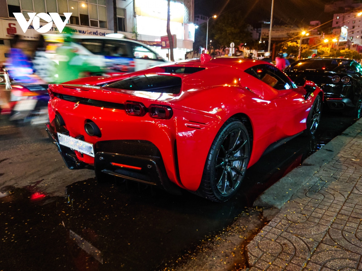 ferrari sf90 stradale dau tien ve viet nam lan dau xuong pho hinh anh 8