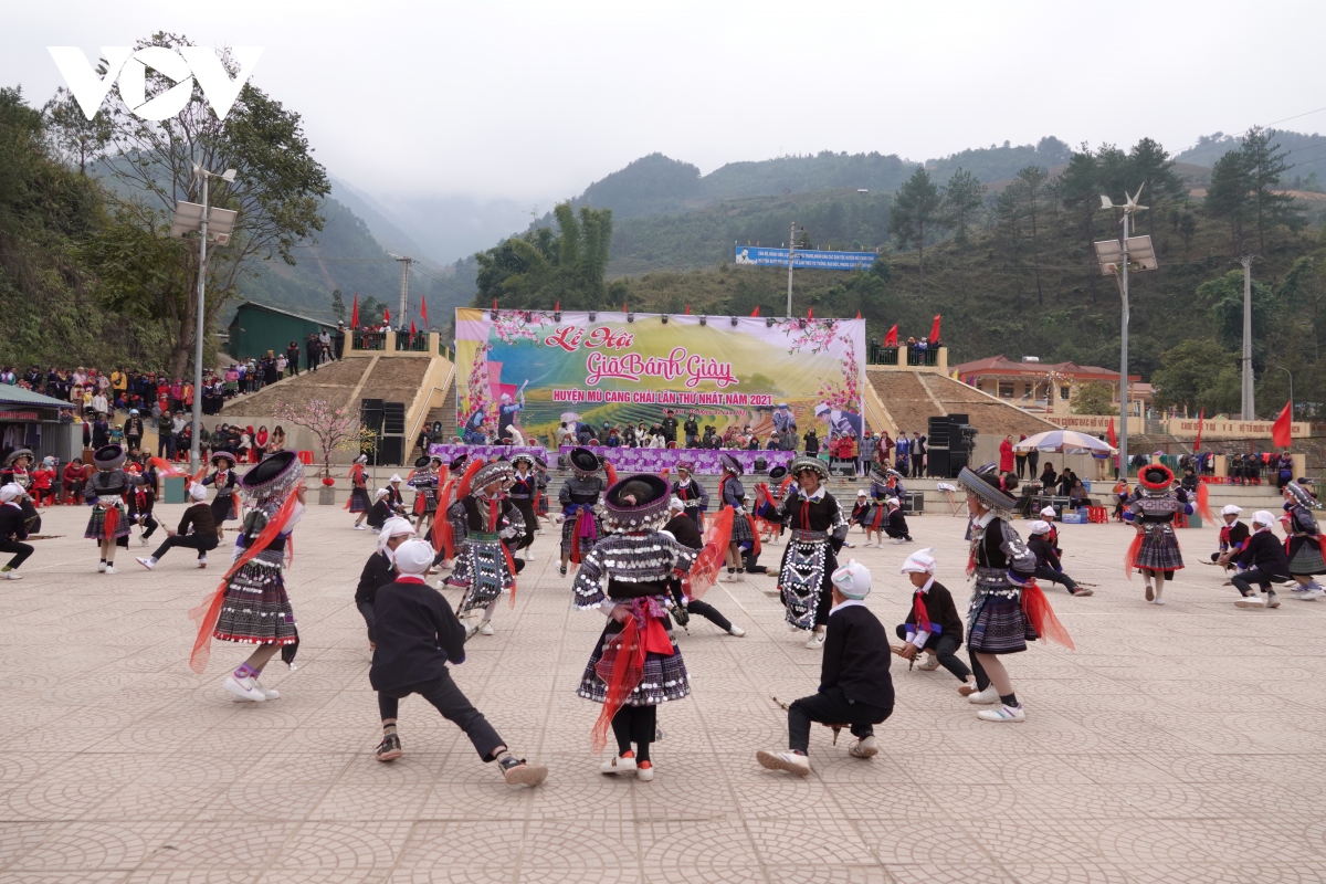 cuon hut man mua khen mong, mua khan cua hoc sinh vung cao mu cang chai hinh anh 4